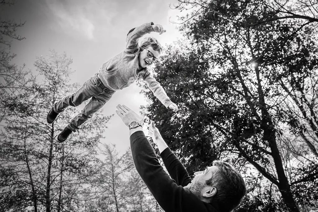 faire des photo de famille enfant dans les airs